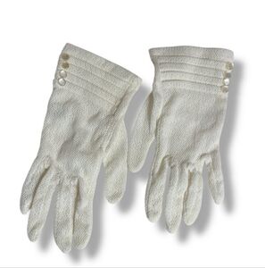 VINTAGE Ivory Ban-Lon Knit Wrist Length Gloves Pleated Detail Decorative Buttons